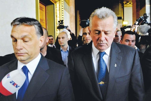 Hungarian President Pal Schmitt (right) and Prime Minister Viktor Orban walk to the presidential office after Schmitt announced his resignation during the plenary session of the Parliament in Budapest on Monday. (AP-Yonhap News)