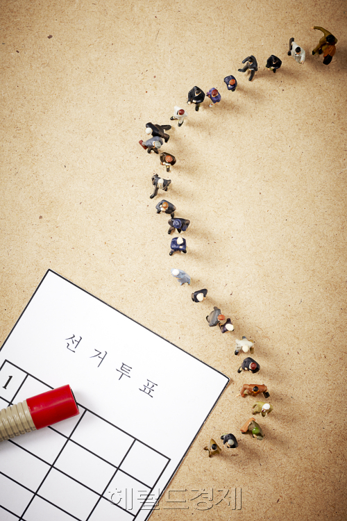 3일 중앙선거관리위원회에 따르면 지난달 28일부터 107개국 158개 공관별로 진행된 재외국민 투표가 대부분 마감된 가운데 이날 오전 7시 현재 12만3천571명의 등록자 가운데 5만5천397명이 투표에 참여, 44.83%의 투표율을 나타냈다.