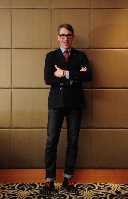 알베르토 스카치오니 이탈리아패션기구 CFMI 사무총장. 박해묵 기자/mook@heraldm.com
Alberto Scaccioni poses ahead of an interview in Seoul.  Park Hae-mook/The Korea Herald
Alberto Scaccioni poses ahead of an interview in Seoul.  Park Hae-mook/The Korea Herald
Alberto Scaccioni poses ahead of an interview in Seoul.  Park Hae-mook/The Korea Herald