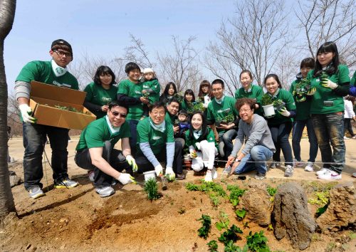 SP
(From left) President of Starbucks Coffee Company Asia Pacific Wang Jinlong, Starbucks Coffee Korea president Lee Seock-koo, broadcaster Park Jeong-sook and Seoul National University professor Cho Kyung-jin are joined by other volunteers at Seoul Forest Park to launch the coffee franchise’s month of service in Korea.   Starbucks