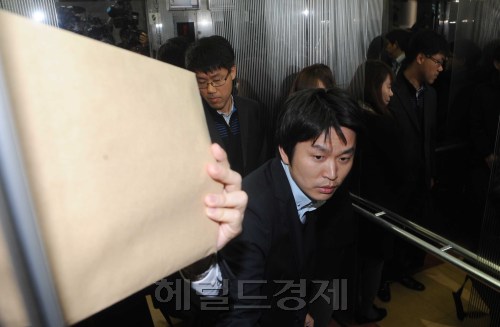 디도스_검찰_경찰청압수수색<br />이상섭 기자. babtong@heraldm.com 2012.04.04
디도스_검찰_경찰청압수수색
이상섭 기자. babtong@heraldm.com 2012.04.04
디도스_검찰_경찰청압수수색
이상섭 기자. babtong@heraldm.com 2012.04.04
중앙선거관리위원회 홈페이지 디도스 공격 사건을 수사 중인 특별검사팀 관계자들이 4일 압수수색을 위해 서울 미근동 경찰청 사이버테러대응센터로 향하고 있다.  경찰 관계자는 “그동안 자료 확보 차원의 검찰 압수수색은 여러 차례 있었으나 이처럼 사전 예고 없는 전격 압수수색은 이례적”이라고 밝혔다.    이상섭 기자/babtong@