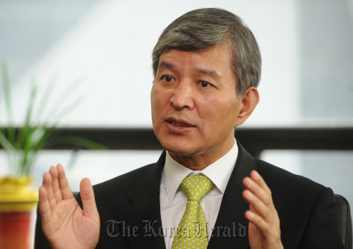 Chung Hae-moon, secretary-general of the ASEAN-Korea Centre, speaks during an interview with The Korea Herald at the center’s office in Seoul on Tuesday.  Lee Sang-sub/The Korea Herald
