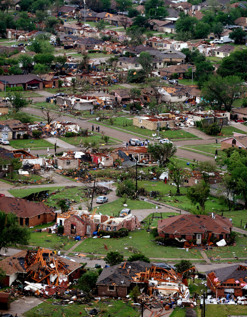 <YONHAP PHOTO-0660> Homes in Lancaster, Texas lay destroyed by a tornado on Tuesday, April 3, 2012. Tornadoes tore through the Dallas area Tuesday, peeling roofs off homes, tossing big-rig trucks into the air and leaving flattened tractor trailers strewn along highways and parking lots. (AP Photo/The Fort Worth Star-Telegram, Khampha Bouaphanh) MAGS OUT/2012-04-04 11:34:50/ <저작권자 ⓒ 1980-2012 ㈜연합뉴스. 무단 전재 재배포 금지.>
Homes in Lancaster, Texas, lay destroyed by a tornado on Tuesday.     AP-Yonhap News