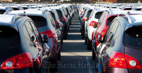 Rows of Nissan Motor Co. vehicles sit lined up at the Port of Los Angeles in Wilmington, California.  Bloomberg