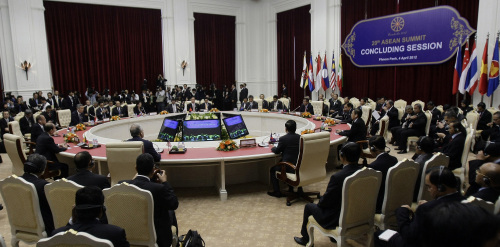 <YONHAP PHOTO-1020> ASEAN delegation members attend the concluding session at the 20th ASEAN Summit at the Peace Palace in Phnom Penh, Cambodia, Wednesday, April 4, 2012. (AP Photo/Heng Sinith)/2012-04-04 14:47:38/ <저작권자 ⓒ 1980-2012 ㈜연합뉴스. 무단 전재 재배포 금지.>
ASEAN delegation members attend the concluding session at the 20th ASEAN Summit at the Peace Palace in Phnom Penh on Wednesday. (Related story on Page 14)     AP-Yonhap News