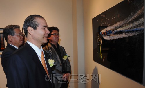 4일 오후 인사동 인사아트센터에서 이종구 수협중앙회회장과 '만선귀향'으로 대상을 수상한 김봉준씨등 수상자와 심사위원들이 참석한 가운데 어촌사진전 개막식이 열렸다. 이종구 회장이 대상수상작을 보고 있다.<br />이상섭 기자. babtong@heraldm.com 2012.04.04
4일 오후 인사동 인사아트센터에서 이종구 수협중앙회회장과 '만선귀향'으로 대상을 수상한 김봉준씨등 수상자와 심사위원들이 참석한 가운데 어촌사진전 개막식이 열렸다. 이종구 회장이 대상수상작을 보고 있다.
이상섭 기자. babtong@heraldm.com 2012.04.04