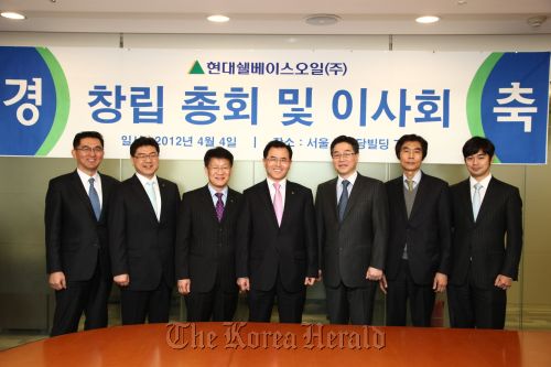 Kang Dal-ho (fourth from left), chief of Hyundai Oilbank’s R&D Center, and Kim Dong-won (sixth from left), vice president of Shell, pose for a photo after the launching ceremony of a base oil lubricant joint venture on Wednesday at Shell’s Seoul office.    Hyundai Oilbank