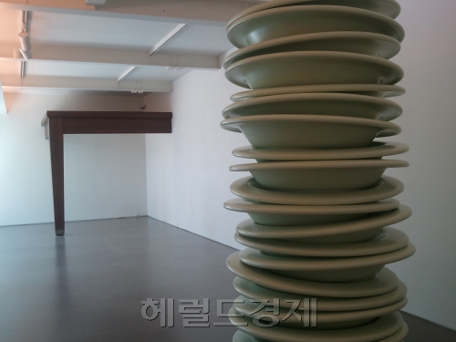 거대하게 커지거나  일상의 사물,로버트 테리안의 첫 서울전
