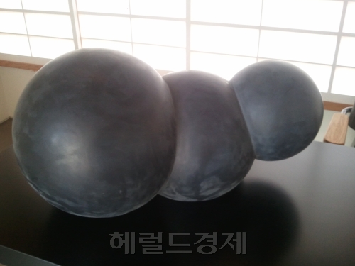 거대하게 커지거나  일상의 사물,로버트 테리안의 첫 서울전