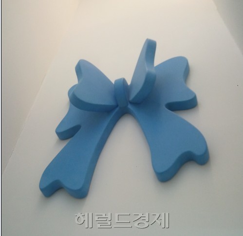 거대하게 커지거나  일상의 사물,로버트 테리안의 첫 서울전