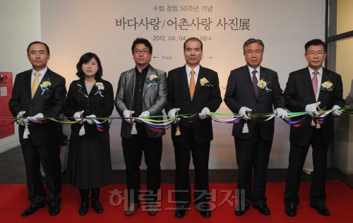 4일 오후 인사동 인사아트센터에서 이종구 수협중앙회회장과 '만선귀향'으로 대상을 수상한 김봉준씨등 수상자와 심사위원들이 참석한 가운데 어촌사진전 개막식이 열렸다.<br />이상섭 기자. babtong@heraldm.com 2012.04.04
4일 오후 인사동 인사아트센터에서 이종구 수협중앙회회장과 '만선귀향'으로 대상을 수상한 김봉준씨등 수상자와 심사위원들이 참석한 가운데 어촌사진전 개막식이 열렸다.
이상섭 기자. babtong@heraldm.com 2012.04.04