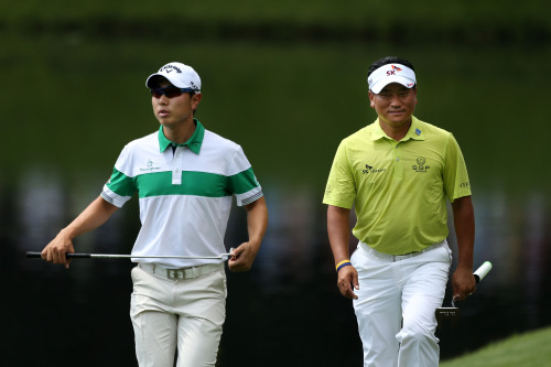<YONHAP PHOTO-0195> AUGUSTA, GA - APRIL 04: Sang-moon Bae (L) of Korea and K.J. Choi of Korea walk up the fairway during the Par 3 Contest prior to the start of the 2012 Masters Tournament at Augusta National Golf Club on April 4, 2012 in Augusta, Georgia. Andrew Redington/Getty Images/AFP== FOR NEWSPAPERS, INTERNET, TELCOS & TELEVISION USE ONLY ==../2012-04-05 06:03:30/ <저작권자 ⓒ 1980-2012 ㈜연합뉴스. 무단 전재 재배포 금지.>
Bae Sang-moon (left) and Choi Kyung-ju of Korea walk up a fairway during a practice round ahead of the Masters tournament.  AFP-Yonhap News
