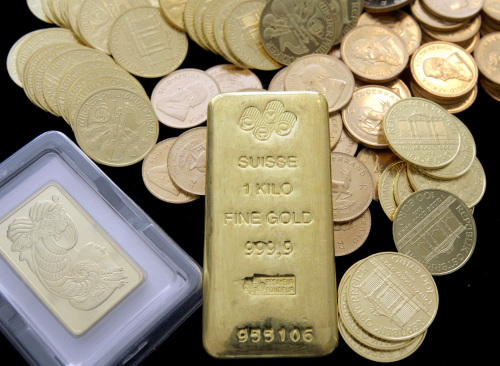 <YONHAP PHOTO-0264> FILE - In this March 13, 2008 file photo, gold coins and bars are shown at California Numismatic Investments in Inglewood, Calif. The price of gold, which has climbed for years like a blood pressure reading for anxious investors, plunged Wednesday, April 4, 2012 to its lowest level in three months. Gold fell almost $58 to $1,614 per ounce. It has declined 15 percent since September, when it hit a peak of $1,907. It had more than doubled from the financial crisis three years earlier. (AP Photo/Nick Ut, File)/2012-04-05 07:34:11/ <저작권자 ⓒ 1980-2012 ㈜연합뉴스. 무단 전재 재배포 금지.>
Gold coins and bars are shown at California Numismatic Investments in Inglewood, California.  AP-Yonhap News