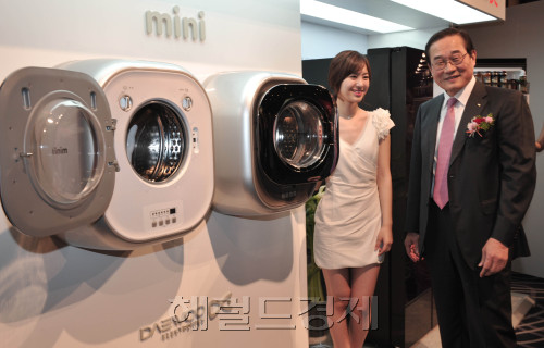 대우일렉이 5일 조선호텔에서 '2012년 신제품발표회'를 열고있다. 김치냉장고가 내장된 세계 최초 대용량 3도어 냉장고와 벽걸이형 드럼세탁기'미니'를 선보이고 있다. 미니는 3kg급으로 벽에 거는 방식을 채용,공간효율성이 뛰어나고 허리 보호효과와 에너지절약을 실현한 제품이다. 대우전자 이성사장이 직접 신제품설명을 하고 있다.<br />정희조 기자/checho@heraldm.com 120405
대우일렉이 5일 조선호텔에서 '2012년 신제품발표회'를 열고있다. 김치냉장고가 내장된 세계 최초 대용량 3도어 냉장고와 벽걸이형 드럼세탁기'미니'를 선보이고 있다. 미니는 3kg급으로 벽에 거는 방식을 채용,공간효율성이 뛰어나고 허리 보호효과와 에너지절약을 실현한 제품이다. 대우전자 이성사장이 직접 신제품설명을 하고 있다.
정희조 기자/checho@heraldm.com 120405
이성 대우일렉 사장이 5일 조선호텔에서 열린‘2012년 신제품발표회’에서 벽걸이형 드럼세탁기‘미니’를 선보이고 있다.  정희조 기자/checho@heraldm.com