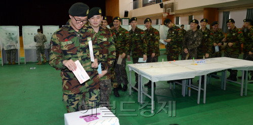 부재자투표가 실시된 5일 오전 서울 용산구 선린인터넷고교에서 군장병들과 시민들이 투표를 하고 있다.<br />김명섭 기자 msiron@
Soldiers line up to cast absentee ballots at a polling station in central Seoul on Thursday.  Kim Myung-sub/The Korea Herald