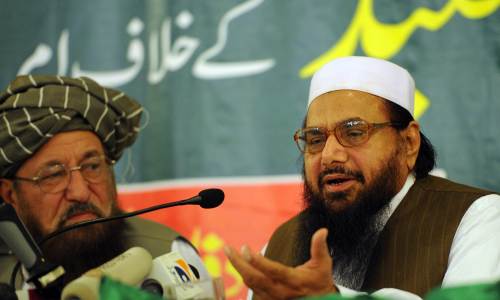 <YONHAP PHOTO-1690> Hafiz Saeed (R), the founder of Lashkar-e-Taiba, talks to media representatives as Maulana Samiul Haq (L), chief of the Defence Council of Pakistan and dubbed father of the Taliban, looks on during a news conference in Rawalpindi on April 4, 2012. Pakistani right-wing, religious and extremist groups have called for nationwide protests to denounce a US bounty on the man who founded the group blamed for the 2008 Mumbai attacks. The United States on April 2 slapped a $10 million bounty on Hafiz Saeed, the founder of Lashkar-e-Taiba, the banned extremist organisation accused of masterminding the carnage that killed 166 people in Mumbai four years ago. AFP PHOTO/Aamir QURESHI../2012-04-04 23:43:46/ <저작권자 ⓒ 1980-2012 ㈜연합뉴스. 무단 전재 재배포 금지.>
Hafiz Saeed (right), the founder of Lashkar-e-Taiba, talks to media representatives as Maulana Samiul Haq (left), chief of the Defence Council of Pakistan and dubbed father of the Taliban, looks on during a news conference in Rawalpindi on Wednesday.  AFP-Yonhap News
Hafiz Saeed (right), the founder of Lashkar-e-Taiba, talks to media representatives as Maulana Samiul Haq (left), chief of the Defence Council of Pakistan and dubbed father of the Taliban, looks on during a news conference in Rawalpindi on Wednesday.  AFP-Yonhap News