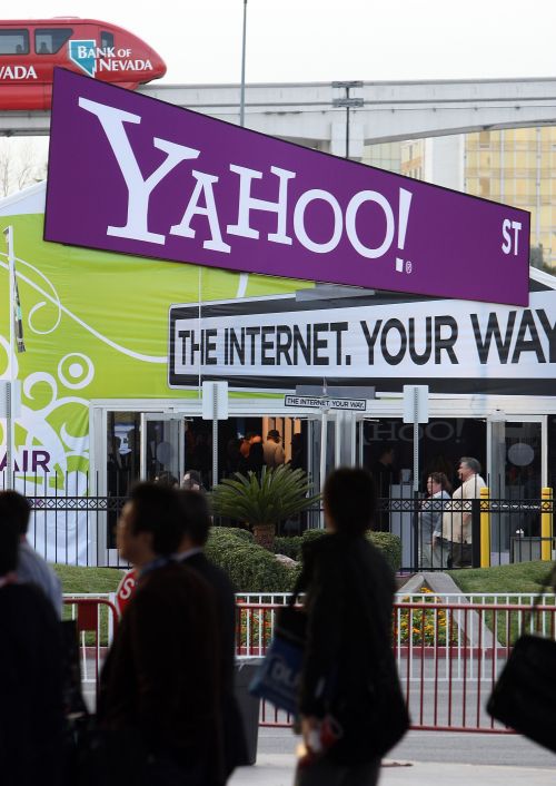 <YONHAP PHOTO-1687> (FILES) File photo dated January 9, 2008 shows visitors walking past the Yahoo tent at the 2008 Consumer Electronics Show (CES) in Las Vegas, Nevada. US Internet firm Yahoo! said April 4, 2012 it was cutting roughly 2,000 jobs as it seeks to build a "smaller, nimbler, more profitable" company and reduce costs. "We are intensifying our efforts on our core businesses and redeploying resources to our most urgent priorities. Our goal is to get back to our core purpose -- putting our users and advertisers first -- and we are moving aggressively to achieve that goal," said Scott Thompson, chief executive of Yahoo!, in a statement.AFP PHOTO/FILES/Robyn BECK../2012-04-04 23:42:13/ <저작권자 ⓒ 1980-2012 ㈜연합뉴스. 무단 전재 재배포 금지.>
Visitors walking past the Yahoo tent at the Consumer Electronics Show in Las Vegas, Nevada.  AFP-Yonhap News
Visitors walking past the Yahoo tent at the Consumer Electronics Show in Las Vegas, Nevada.  AFP-Yonhap News
Visitors walking past the Yahoo tent at the Consumer Electronics Show in Las Vegas, Nevada.  AFP-Yonhap News