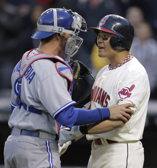 <YONHAP PHOTO-0298> Toronto Blue Jays catcher J.P. Arencibia, left, holds back Cleveland Indians batter Shin-Soo Choo, after he headed toward the mound after being brushed back by a pitch from Blue Jays relief pitcher Luis Perez in the 15th inning of a baseball game in Cleveland on Thursday, April 5, 2012. (AP Photo/Amy Sancetta)/2012-04-06 09:12:00/ <저작권자 ⓒ 1980-2012 ㈜연합뉴스. 무단 전재 재배포 금지.>
Toronto Blue Jays catcher J.P. Arencibia (left) holds back Cleveland Indians outfielder Choo Shin-soo after he was brushed back with a pitch on Thursday.    AP-Yonhap News
Toronto Blue Jays catcher J.P. Arencibia (left) holds back Cleveland Indians outfielder Choo Shin-soo after he was brushed back with a pitch on Thursday.    AP-Yonhap News