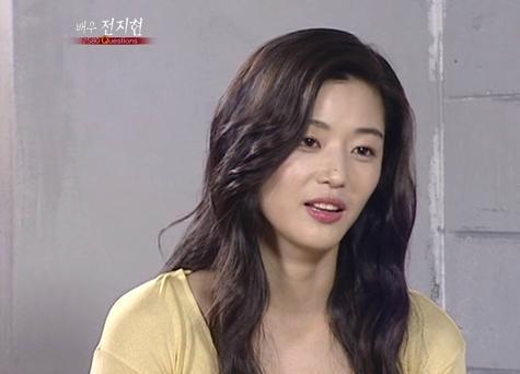 전지현(탤런트, 영화배우)
전지현 소속사 제이앤코엔터테인먼트 측은 4월 6일 “전지현이 지난 4일 서울 강남의 한 스튜디오에서 패션매거진 엘르와 웨딩 화보 촬영을 진행했다”고 밝혔다.