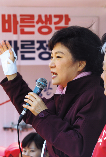 박근혜(국회의원)
Saenuri Party leader Park Geun-hye speaks on her campaign stop
in Jungnang-gu, Seoul, Friday.   (Yonhap News)
Democratic United Party leader Han Myeong-sook canvasses
Iksan, North Jeolla Province, Friday.   (Yonhap News)