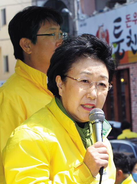 한명숙(국회의원, 정치인)
Saenuri Party leader Park Geun-hye speaks on her campaign stop
in Jungnang-gu, Seoul, Friday.   (Yonhap News)
Democratic United Party leader Han Myeong-sook canvasses
Iksan, North Jeolla Province, Friday.   (Yonhap News)