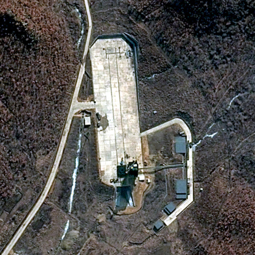 <YONHAP PHOTO-0600> FILE - This March 28, 2012 satellite file image provided by DigitalGlobe shows North Korea?s Tongchang-ri Launch Facility on the nation?s western coast. As the U.S. and its allies decry North Korea's planned rocket launch, they're also rushing to capitalize on the rare opportunity it presents to assess the secretive nation's ability to strike beyond its shores. (AP Photo/DigitalGlobe, File) MANDATORY CREDIT/2012-04-05 13:26:19/ <저작권자 ⓒ 1980-2012 ㈜연합뉴스. 무단 전재 재배포 금지.>
This March 28 satellite file image provided by DigitalGlobe shows North Korea’s Tongchang-ri Launch Facility on the nation’s western coast.     AP-Yonhap News