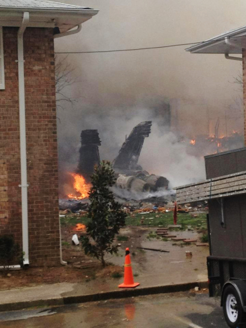 <YONHAP PHOTO-0287> The burning fuselage of an F/A-18 Hornet lies smoldering after crashing into a residential building in Virginia Beach, Va., Friday, April 6, 2012. The Navy did not immediately return telephone messages left by The Associated Press, but media reports indicate the two aviators were able to eject from the jet before it crashed. They were being treated for injuries that were not considered life threatening. (AP Photo/Zack Zapatero) MANDATORY CREDIT/2012-04-08 09:30:51/ <저작권자 ⓒ 1980-2012 ㈜연합뉴스. 무단 전재 재배포 금지.>
The burning fuselage of an F/A-18 Hornet lies smoldering after crashing into a residential building in Virginia on Friday.  AP-Yonhap News