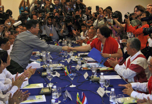 <YONHAP PHOTO-0227> In this April 6, 2012 photo, Myanmar's Railway Minister and head of the government negotiation group Aung Min, left, shakes hands with Naw Si Pho Ra Sein, right, general secretary of the Karen National Union (KNU), during their peace building meeting at a hotel in Yangon, Myanmar. Myanmar's government and its most enduring ethnic rebel group agreed Friday to firm up a cease-fire while negotiating a more a comprehensive peace plan. (AP Photo/Khin Maung Win)/2012-04-08 08:09:15/ <저작권자 ⓒ 1980-2012 ㈜연합뉴스. 무단 전재 재배포 금지.>
Myanmar’s Railway Minister and head of the government negotiation group Aung Min (left), shakes hands with Naw Si Pho Ra Sein, general secretary of the Karen National Union, during their peace building meeting at a hotel in Yangon.  AP-Yonhap News