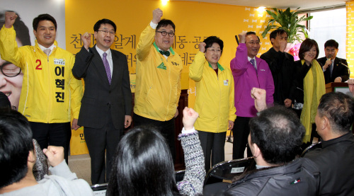<YONHAP PHOTO-0807> 야권연대 파이팅 (서울=연합뉴스) 민주통합당 한명숙 대표가 25일 서울시 노원구 공릉동 나꼼수 멤버 김용민 후보 선거사무소 개소식에 참석, 지역 후보 및 비례대표 후보들과 함께 파이팅을 외치고 있다. 2012. 3. 25 srbaek@yna.co.kr/2012-03-25 16:08:17/ <저작권자 ⓒ 1980-2012 ㈜연합뉴스. 무단 전재 재배포 금지.>
Kim Yong-min (third from left), a candidate for the Democratic United Party, at his election campaign office in northern Seoul on March 25                      Yonhap News
