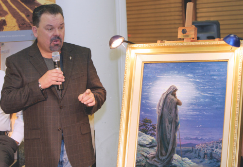 <YONHAP PHOTO-0872> FILE - In this Sept. 15, 2006 file photo, artist Thomas Kinkade unveils his painting, "Prayer For Peace," at the opening of the exhibit "From Abraham to Jesus," in Atlanta. Kinkade, whose brushwork paintings of idyllic landscapes, cottages and churches have been big sellers for dealers across the United States, died Friday, April 6, 2012, a family spokesman said. He was 54. (AP Photo/Gene Blythe, File)/2012-04-07 22:45:34/ <저작권자 ⓒ 1980-2012 ㈜연합뉴스. 무단 전재 재배포 금지.>
In this Sept. 15, 2006 file photo, artist Thomas Kinkade unveils his painting, “Prayer For Peace,” at the opening of the exhibit “From Abraham to Jesus,” in Atlanta.  AP-Yonhap News