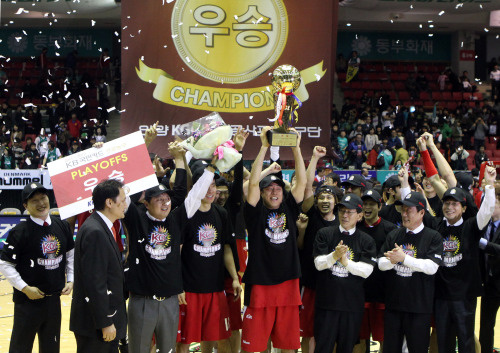 <YONHAP PHOTO-1037> 인삼공사 창단 후 첫 챔피언 등극 (원주=연합뉴스) 유용석 기자 = 6일 오후 원주 치악체육관에서 열린 '2011-2012 KB 국민카드 남자 프로농구 챔피언결정전 6차전'에서 동부에 승리, 팀 창단 후 최초로 챔피언에 등극한 인삼공사 감독과 선수들이 트로피를 들고 환호하고 있다. 2012.4.6 yalbr@yna.co.kr/2012-04-06 21:23:53/ <저작권자 ⓒ 1980-2012 ㈜연합뉴스. 무단 전재 재배포 금지.>
Anyang KGC players celebrate after winning the 2011-2012 KBL title in Wonju on Friday.  Yonhap News