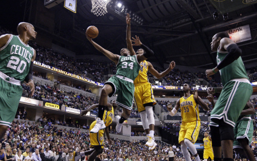 <YONHAP PHOTO-0280> Indiana Pacers guard Paul George, blocks the shot from behind Boston Celtics forward Paul Pierce in the first half of an NBA basketball game in Indianapolis, Saturday, April 7, 2012. (AP Photo/Michael Conroy)/2012-04-08 09:20:32/ <저작권자 ⓒ 1980-2012 ㈜연합뉴스. 무단 전재 재배포 금지.>
Indiana Pacers guard Paul George, blocks the shot from behind Boston Celtics forward Paul Pierce in the first half of an NBA basketball game in Indianapolis on Saturday.  AP-Yonhap News