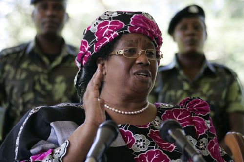 조이스반다(Joyce banda/말라위 대통령)
<YONHAP PHOTO-0158> Malawi’s then-Vice President Joyce Banda announces on April 7, 2012 the death of President Bingu wa Mutharika in Lilongwe. President Mutharika who suffered a cardiac arrest in Lilongwe on April 5, 2012 was confirmed dead on the same day upon arrival at One Military Hospital in Pretoria. Banda was on April 7 sworn in as Malawi's first woman president and told her supporters there was "no room for revenge" after the divisive Mutharika died in office. AFP PHOTO / AMOS GUMULIRA../2012-04-08 06:05:35/ <저작권자 ⓒ 1980-2012 ㈜연합뉴스. 무단 전재 재배포 금지.>
Malawi’s new President Joyce Banda  AFP-Yonhap News