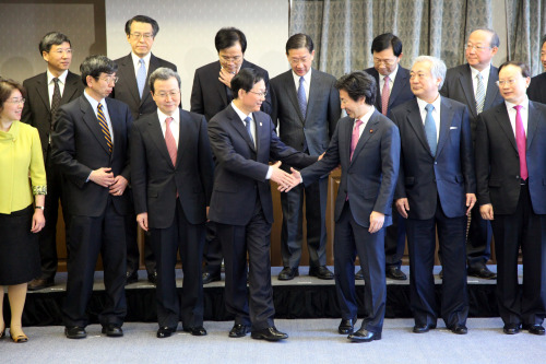 <YONHAP PHOTO-0650> (120407) -- TOKYO, April 7, 2012 (Xinhua) -- Chinese Finance Minister Xie Xuren (4th L) shakes hands with his Japanese counterpart Jun Azumi (3rd R) during the 4th dialog between the finance ministers of the two countries in Tokyo April 7, 2012. (Xinhua/Feng Wuyong) (ybg)/2012-04-07 17:04:33/ <저작권자 ⓒ 1980-2012 ㈜연합뉴스. 무단 전재 재배포 금지.>
Chinese Finance Minister Xie Xuren (fourth from left) shakes hands with his Japanese counterpart Jun Azumi (third from right) during the 4th dialog between the finance ministers of the two countries in Tokyo on Saturday.  Xinhua-Yonhap News