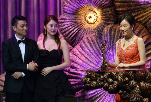 <YONHAP PHOTO-0985> Hong Kong actor Andy Lau (L) and South Korean actress Yoon Eun-Hye (2nd L) look as as Chinese actress Ni Ni (R) speaks after winning the Best Newcomer Award for the film "The Flowers of War" at the 6th Asian Film Awards in Hong Kong on March 19, 2012. AFP PHOTO / AARON TAM../2012-03-20 20:55:21/ <저작권자 ⓒ 1980-2012 ㈜연합뉴스. 무단 전재 재배포 금지.>
Hong Kong actor Andy Lau (left) and South Korean actress Yoon Eun-hye (center) look on as Chinese actress Ni Ni speaks after winning the Best Newcomer Award for the film “The Flowers of War” at the 6th Asian Film Awards in Hong Kong on March 19.  AFP-Yonhap News