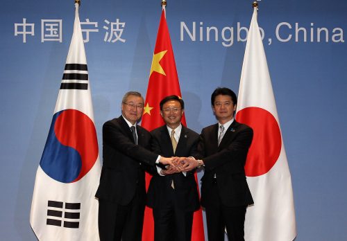 <YONHAP PHOTO-0383> (120408) -- NINGBO, April 8, 2012 (Xinhua) -- Chinese Foreign Minister Yang Jiechi (C) and his Japanese counterpart Koichiro Gemba (R) and his counterpart Kim Sung-hwan of the Republic of Korea (ROK) shake hands prior to the sixth Trilateral Foreign Ministers' Meeting among China, the ROK and Japan, in Ningbo, a port city in east China's Zhejiang Province, April 8, 2012. (Xinhua/Jin Liwang) (llp)/2012-04-08 11:23:17/ <저작권자 ⓒ 1980-2012 ㈜연합뉴스. 무단 전재 재배포 금지.>
South Korean Foreign Minister Kim Sung-hwan (left) and his Chinese counterpart Yang Jiechi (center) and Japanese counterpart Koichiro Gemba shake hands prior to the sixth Trilateral Foreign Ministers’ Meeting in Ningbo, a port city in east China’s Zhejiang Province, Sunday.      Xinhua-Yonhap News