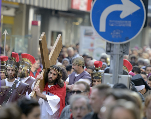 <YONHAP PHOTO-0269> Thousands of believers remember the passion of Jesus Christ during Germany's biggest Good Friday procession in Wuppertal, Germany, Friday, April, 6, 2012. (AP Photo/Martin Meissner)/2012-04-07 06:02:29/ <저작권자 ⓒ 1980-2012 ㈜연합뉴스. 무단 전재 재배포 금지.>
Thousands of believers remember the passion of Jesus Christ during Germany’s biggest Good Friday procession in Wuppertal, Germany on Friday.  AP-Yonhap News