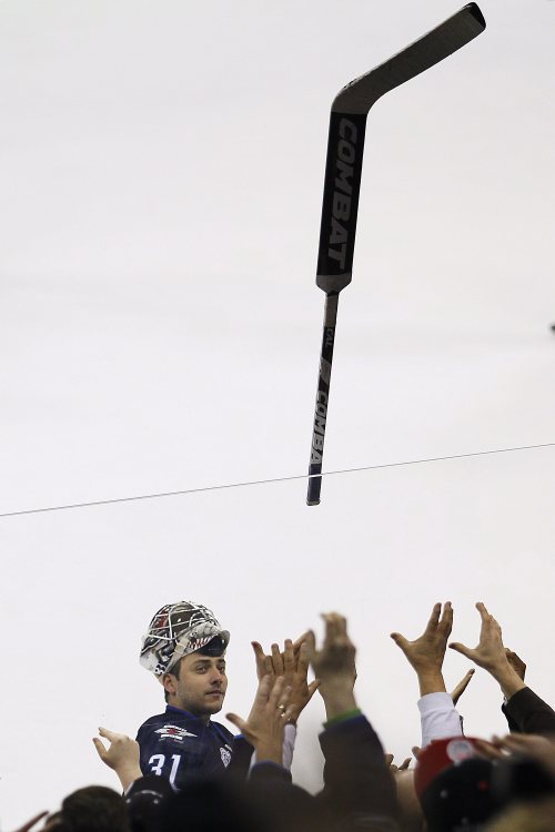 <YONHAP PHOTO-0390> Winnipeg Jets goaltender Ondrej Pavelec (31) tosses his stick to the crowd after their final game of the season against the Tampa Bay Lightning in Winnipeg, Saturday, April 7, 2012. (AP Photo/The Canadian Press, John Woods)/2012-04-08 11:25:13/ <저작권자 ⓒ 1980-2012 ㈜연합뉴스. 무단 전재 재배포 금지.>
Winnipeg Jets goaltender Ondrej Pavelec tosses his stick to the crowd after their final game of the season against the Tampa Bay Lightning in Winnipeg on Saturday.  AP-Yonhap News