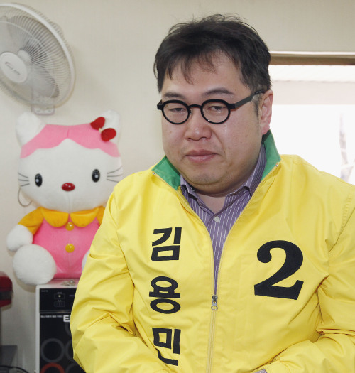 김용민(인터넷방송 진행자, 전 교수)
<YONHAP PHOTO-0539> 눈물 흘리는 민주통합당 김용민 후보 (서울=연합뉴스) 한종찬 기자 = 과거의 여성·노인 폄하 발언으로 입방아에 오른 민주통합당 김용민 노원갑 후보가 6일 오후 서울 노원구 월계동의 한 경로당을 방문해 눈물을 흘리고 있다. 2012.4.6 belltolls@yna.co.kr/2012-04-06 13:50:47/ <저작권자 ⓒ 1980-2012 ㈜연합뉴스. 무단 전재 재배포 금지.>
Kim Yong-min