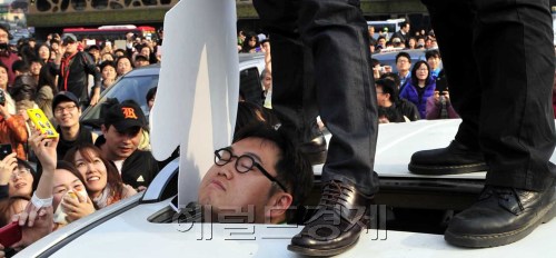 8일 오후 서울광장에서 '나는 꼼수다' 출연진 김용민 민주통합당 노원갑 후보, 주진우 기자, 김어준 총수가 대번개를 갖고 차에서 팬들에게 인사하고 있다.<br />김명섭 기자 msiron@
8일 오후 서울광장에서 '나는 꼼수다' 출연진 김용민 민주통합당 노원갑 후보, 주진우 기자, 김어준 총수가 대번개를 갖고 차에서 팬들에게 인사하고 있다.
김명섭 기자 msiron@