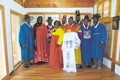 Nigerian education chiefs try on Korean traditional dress during their visit to Seoul. (APCEIU)
