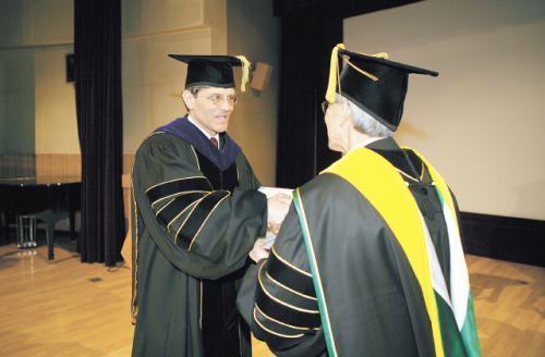 German Ambassador Hans-Ulrich Seidt receives his honorary
award from Chonnam National University on Friday. (CNU)