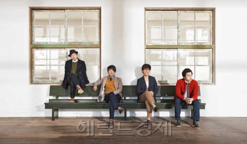 소란(가수)
데뷔 첫해인 2010년 여름, 첫 미니앨범을 낸 뒤 홍대 롤링홀 공연에서 호응을 얻은 소란은 지난해 4월 KT&G 상상마당 공연에서도 인기몰이를 했다. 홍대 씬의 거물급 신예로 주가를 올리면서, 지난해 4월 해피로봇 레코드와 계약을 체결했다.