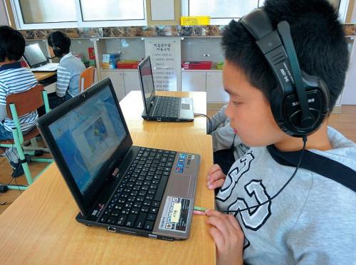 A student at Sosu Elementary School looks at a computer screen in a class using digital textbooks.(Sosu Elementary School)