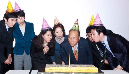보령제약그룹(회장 김승호)이 1979년 1월부터 매달 이어온 ‘보령가족 생일파티’가 4월로 400회를 맞았다. 이달 생일을 맞은 그룹 임직원 60여명을 축하하는 잔치가 지난 6일 서울 대학로 CGV에서 열렸다.
