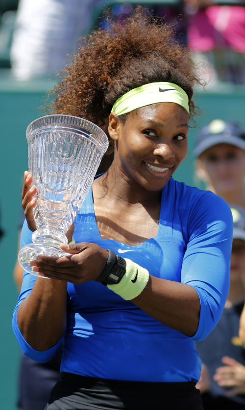 <YONHAP PHOTO-0075> Serena Williams celebrates with the championship trophy after defeating Lucie Safarova, of the Czech Republic, during their finals match at the Family Circle Cup tennis tournament in Charleston, S.C., Sunday, April 8, 2012. Williams won 6-0, 6-1. (AP Photo/Mic Smith)/2012-04-09 05:40:54/ <저작권자 ⓒ 1980-2012 ㈜연합뉴스. 무단 전재 재배포 금지.>
Serena Williams celebrates with the championship trophy on Sunday.  AP-Yonhap News