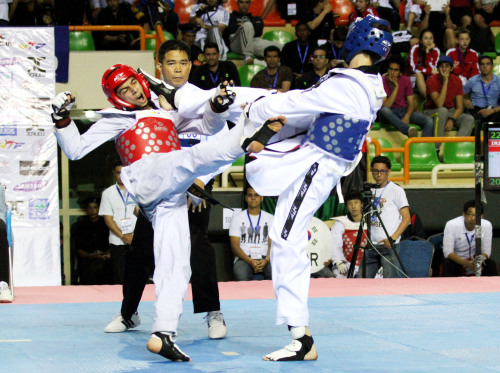 <YONHAP PHOTO-0302> 세계청소년태권도 남자 -45kg 결승전 (서울=연합뉴스) 7일(현지시간) 이집트 샤름엘쉐이크에서 열린 제9회 세계청소년태권도선수권대회 남자 -45kg급 결승에서 러시아의 보리스 크라스노프 (오른쪽)가 이란 아바스 사데기 타바리의 안면공격을 하고 있다. 러시아 선수가 금메달을 차지했다. 2012.4.8 << 세계태권도연맹 >> photo@yna.co.kr/2012-04-08 10:41:48/ <저작권자 ⓒ 1980-2012 ㈜연합뉴스. 무단 전재 재배포 금지.>
Participants compete in the World Junior Taekwondo Championships in Sharm El Sheikh, Egypt.   The World Taekwondo Federation