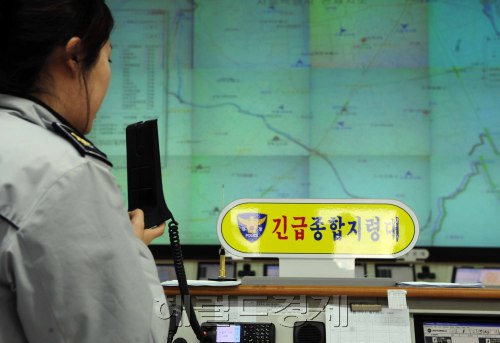 경기 수원에서 발생한 20대 여성 살인사건과 관련해 경찰의 미흡한 대응으로 조현오 경찰청장이 대국민사과를 할 예정인 가운데 9일 오전 서울지방경찰청 112 지령실이 분주하게 움직이고 있다. 박해묵 기자/mook@heraldm.com