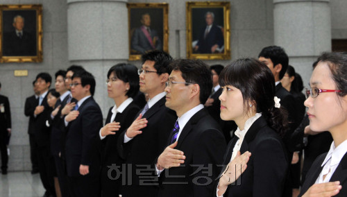 로클럭(재판연구원)임명식이 10일 오전 서울 서초동 대법원 대법정앞에서 열려  신임 재판연구원들이 국민의례를 하고  있다.<br />김명섭 기자 msiron@
로클럭(재판연구원)임명식이 10일 오전 서울 서초동 대법원 대법정앞에서 열려  신임 재판연구원들이 국민의례를 하고  있다.
김명섭 기자 msiron@
대법원은 9일 서울 서초동 대법원 청사 중앙홀에서 법학전문대학원(로스쿨) 1기 출신 재판연구원 100명의 임명식을 가졌다. 전국 25개 로스쿨 출신에서 고루 선발된 이들은 사건의 심리 및 재판에 관한 조사ㆍ연구 등의 업무를 담당할 예정이다. 사진은 이날 임명식에서 국민의례를 하고 있는 재판연구원들.   김명섭 기자/msiron@heraldm.com