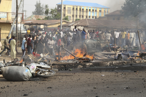 <YONHAP PHOTO-0028> People gather at the site of a bomb explosion at a road in Kaduna, Nigeria on Sunday, April 8, 2012. An explosion Kaduna in central Nigeria that has seen hundreds killed in religious and ethnic violence in recent years, causing unknown injuries as diplomats had warned of possible terrorist attacks over the Easter holiday, police said.(AP Photos/Emma Kayode)/2012-04-09 00:52:11/ <저작권자 ⓒ 1980-2012 ㈜연합뉴스. 무단 전재 재배포 금지.>
People gather at the site of a bomb explosion at a road in Kaduna, Nigeria on Sunday.  AP-Yonhap News